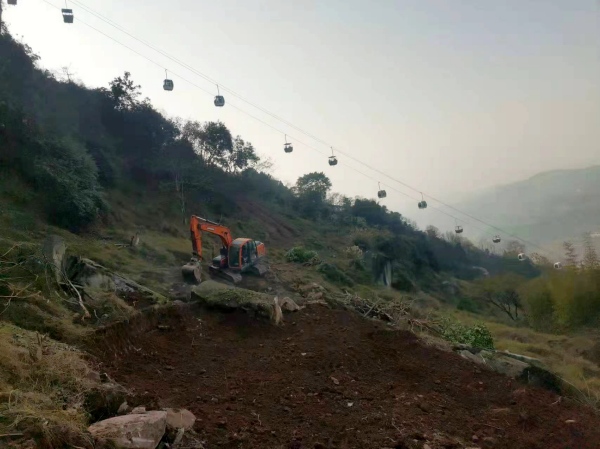 挖掘機(jī)在山坡上作業(yè)。周洪攝