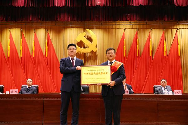 江北區(qū)委書(shū)記滕宏偉為長(zhǎng)安汽車(chē)金融有限公司等企業(yè)授牌。熊鵬攝