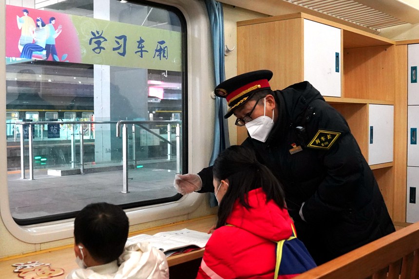在5609次列車上，列車長王友為乘車的小學(xué)生講解車內(nèi)服務(wù)設(shè)備。羅希雅攝