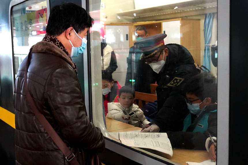 5609次列車外，一旅客觀看“學(xué)習(xí)車廂”。羅希雅攝