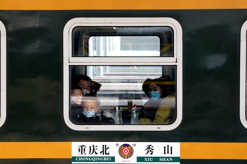 5609次列車滿載旅客。羅希雅攝