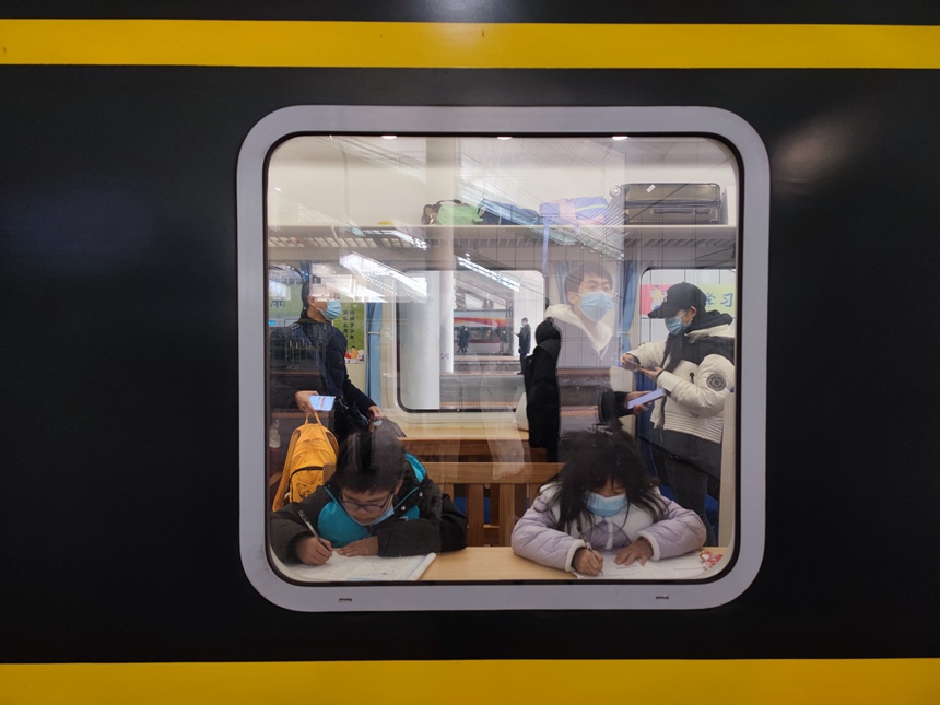 學(xué)生在使用“學(xué)習(xí)車廂”。羅希雅攝