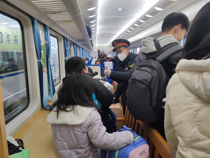 火車上的“學習車廂”。羅希雅攝