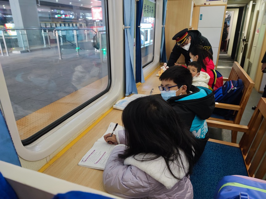 學(xué)生在使用“學(xué)習(xí)車廂”。羅希雅攝