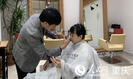                                           迎春從“頭”開始                            陳琦 2023年01月30日                             1月29日，位于渝北區(qū)龍頭寺天江鼎城小區(qū)的一家美發(fā)店，發(fā)型總監(jiān)小龍迎來了春節(jié)后開工的第一批客人。這一天，他不歇?dú)獾丶袅私?0個(gè)“頭”，從早上9點(diǎn)一直忙碌到晚上11點(diǎn)，理發(fā)過程中，小龍還不斷接到預(yù)約電話。                【詳細(xì)】                           