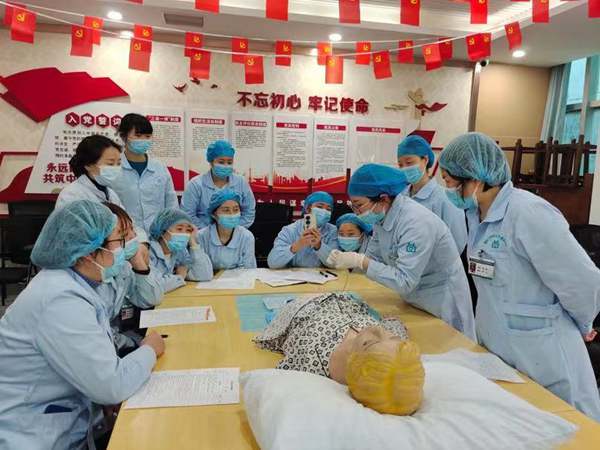 鄧穎和同事們培訓(xùn)護(hù)理知識。渝中區(qū)衛(wèi)生健康委供圖