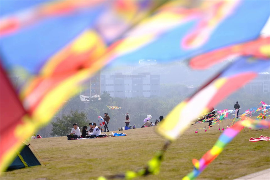 不少市民帶著孩子來到公園踏青、放風(fēng)箏，享受愜意春光。郭旭攝
