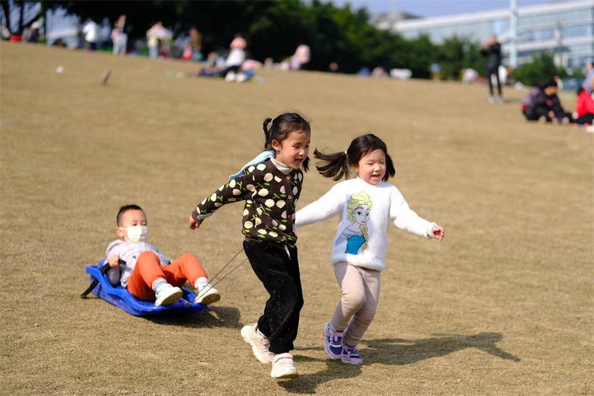 1月30日，重慶主城區(qū)天氣晴好，小朋友在南岸區(qū)茶園戶外草坪嬉戲玩耍。郭旭攝
