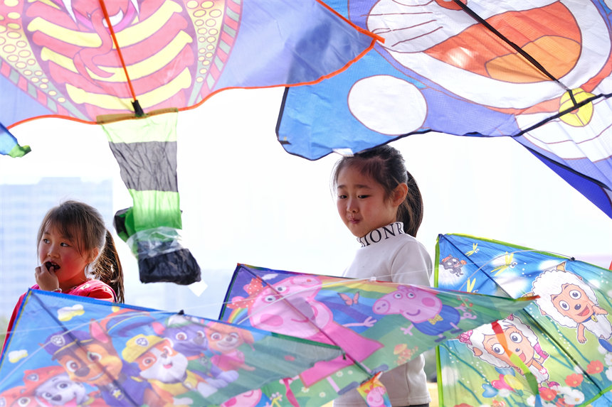 不少市民帶著孩子來到公園踏青、放風(fēng)箏，享受愜意春光。郭旭攝