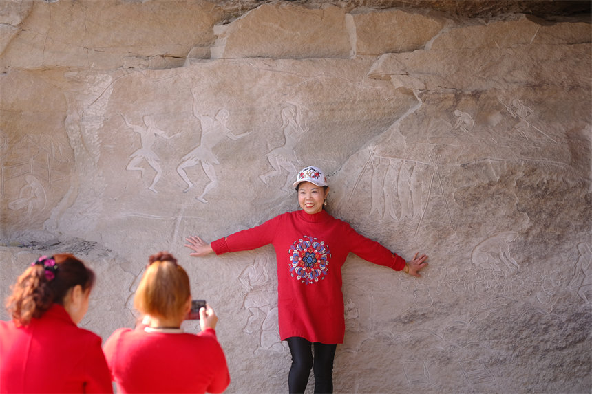 市民在大魚海棠公園拍照留影，享受愜意春光。郭旭攝