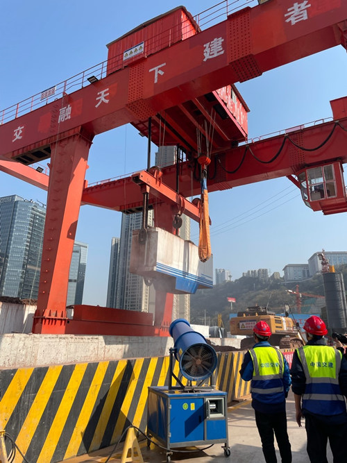 工作人員處理隧道內(nèi)運(yùn)輸出來(lái)的渣土。項(xiàng)目部供圖