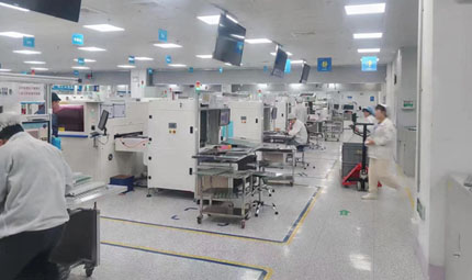                                           重慶：節(jié)后趕訂單 企業(yè)生產(chǎn)忙                            陳琦 劉敏 2023年01月31日                             1月31日，長安汽車兩江工廠焊接區(qū)域，火花四濺，機(jī)器人正在完成車廂焊接工作，車間內(nèi)呈現(xiàn)出加足馬力趕生產(chǎn)的火熱場(chǎng)景。春節(jié)假期后，重慶兩江新區(qū)轄區(qū)近600家企業(yè)，近15萬人復(fù)工復(fù)產(chǎn)，轄區(qū)內(nèi)的長安汽車、賽力斯汽車、三一重機(jī)等重點(diǎn)企業(yè)鼓足干勁抓生產(chǎn)，全力以赴趕訂單。                【詳細(xì)】                           