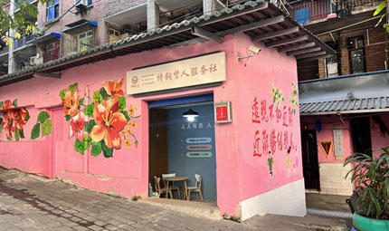                                           女博士“回娘家”                            馮文彥 劉祎 黃亞輝 2023年01月31日                             日光傾城，一道金色光線被樓宇分割，灑滿重慶市沙坪壩區(qū)中心灣社區(qū)花弄里小區(qū)。賀帥帥從光里走來，今天是她“回娘家”的日子。賀帥帥是牛津大學(xué)遺產(chǎn)保護(hù)與城市更新博士，也是重慶市首批區(qū)規(guī)劃師，“當(dāng)時(shí)我主動(dòng)選擇服務(wù)中心灣社區(qū)，雖然和大伙兒才相處兩年，但已經(jīng)養(yǎng)成了很深厚的情誼，就像家人一樣?！?#13;                【詳細(xì)】                           