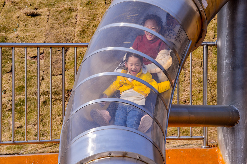 游客在礦山公園內(nèi)游玩。曹鳴鷗攝