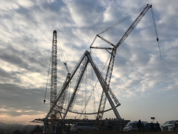 正在建設(shè)中的巨型摩天輪。陳曉君攝