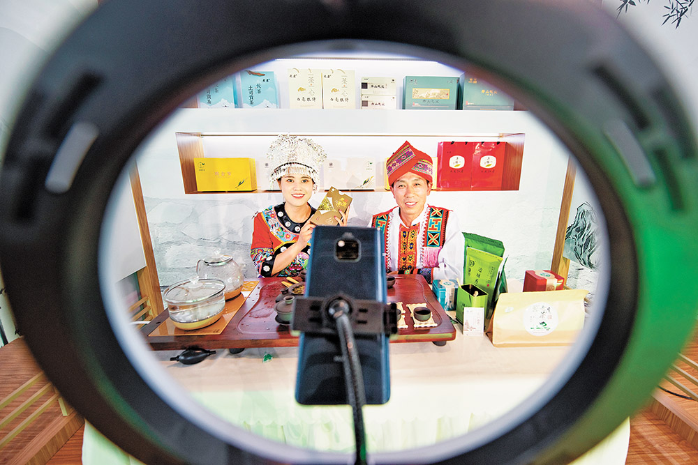 秀山土家族苗族自治縣，茶葉豐收直播帶貨促銷忙。周敏 攝/視覺重慶