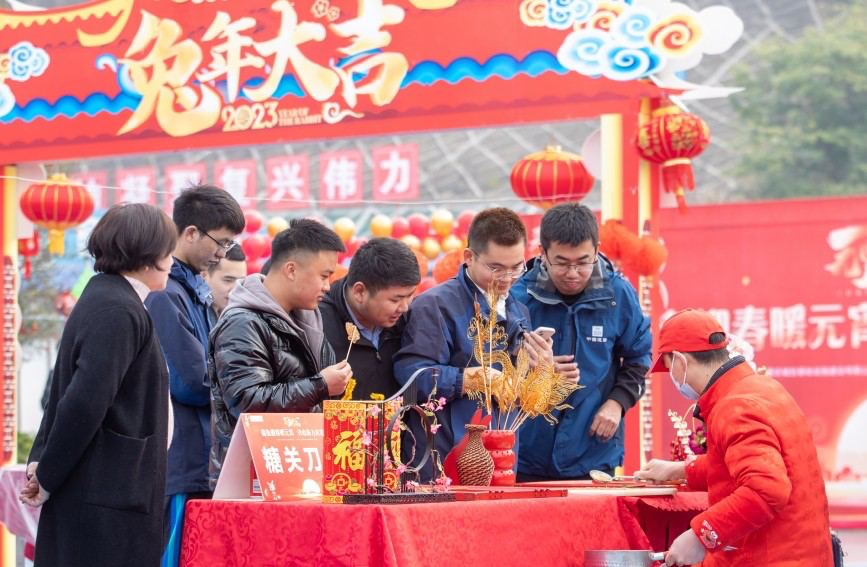 糖畫(huà)活動(dòng)。重慶城投建設(shè)公司供圖