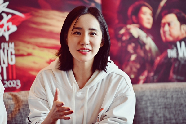 領(lǐng)銜主演王智。鄒樂攝