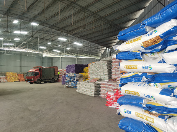 倉(cāng)庫(kù)內(nèi)堆滿各類肥料。黔江區(qū)委宣傳部供圖