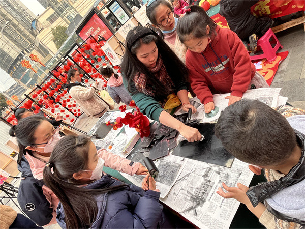 2023年“我們的節(jié)日——元宵節(jié)”歡喜鬧大年傳統(tǒng)文化體驗(yàn)活動(dòng)。九龍坡區(qū)委宣傳部供圖