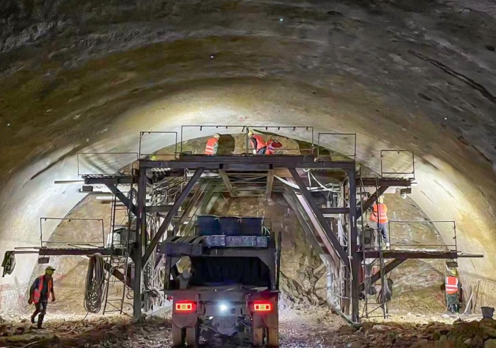 陶家隧道項目正在進行掌子面（開挖坑道時不斷向前推進的工作面）鉆孔作業(yè)。 ???重慶城投建設公司供圖