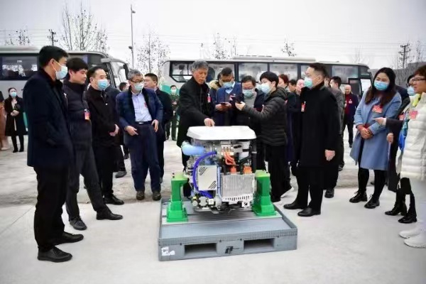 代表們視察博世—慶鈴氫燃料電池發(fā)動(dòng)機(jī)項(xiàng)目。王茂松攝