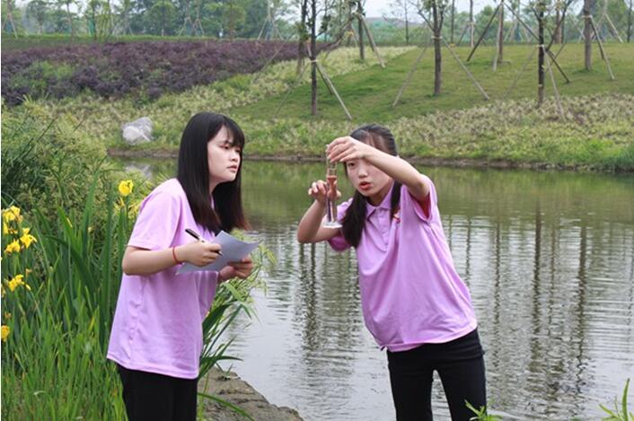 “青馬工程”西部計(jì)劃專項(xiàng)學(xué)員開展“河小青”志愿服務(wù)活動(dòng)。重慶高新區(qū)黨工委統(tǒng)戰(zhàn)部供圖