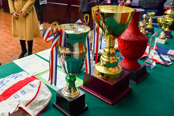 賽車(chē)手王睿捐贈(zèng)的獎(jiǎng)牌。 鄒樂(lè)攝