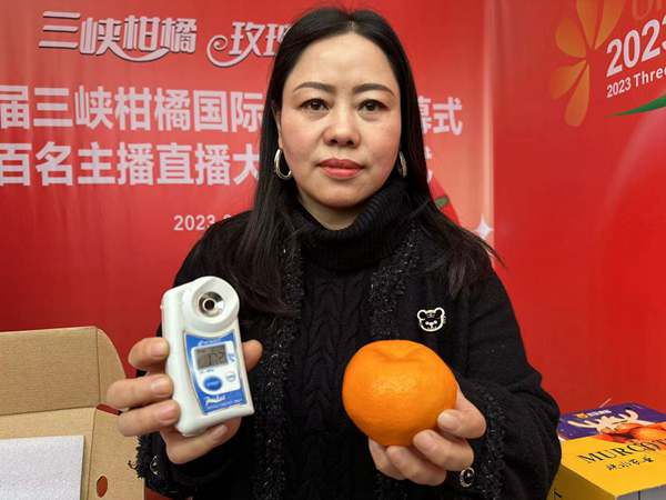 賀霞展示大雅柑。黃亞輝攝