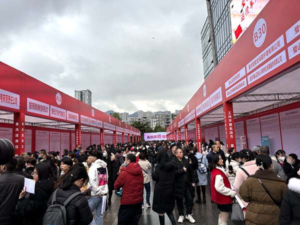 活動現(xiàn)場，求職者眾多。黃亞輝攝