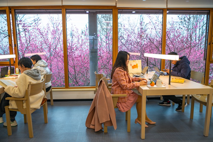 2月16日，市民在江北區(qū)圖書(shū)館鴻恩寺館內(nèi)看書(shū)。鄒樂(lè)攝