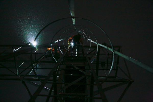 圖為何雪正在攀登興隆場(chǎng)編組站燈橋。冉杰攝