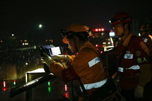 圖為何雪正在檢修興隆場(chǎng)編組站燈橋上的探照燈。冉杰攝