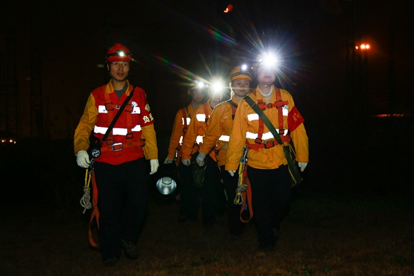 圖為母思琪和當(dāng)天作業(yè)人員步行前往作業(yè)點(diǎn)。冉杰攝