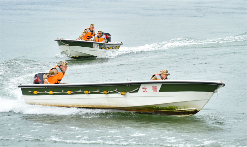 2月16日，武警重慶總隊船艇支隊組織水上實戰(zhàn)化演練，官兵們乘坐沖鋒舟快速出擊。唐志勇攝