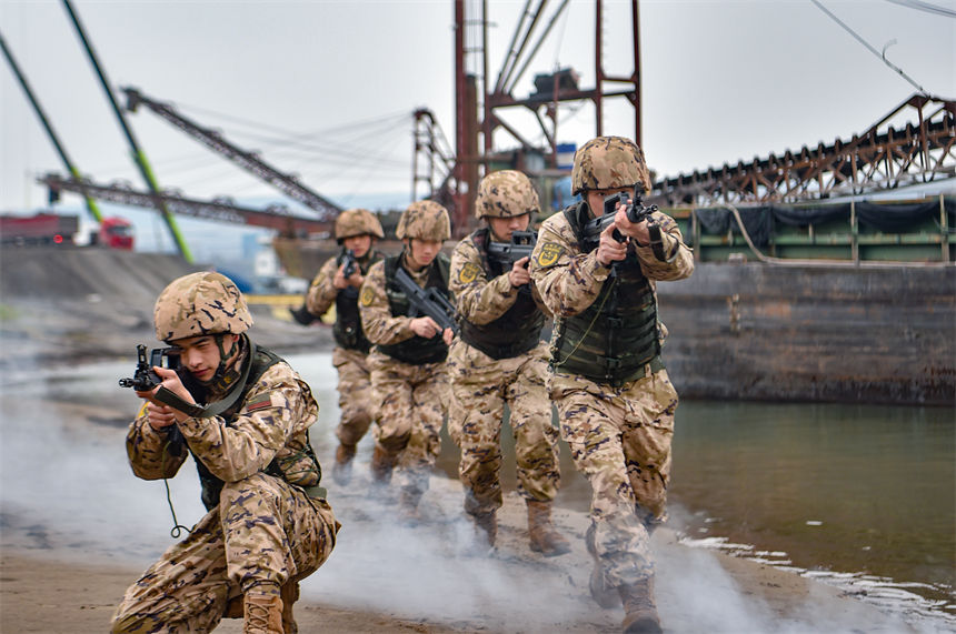 武警重慶總隊船艇支隊組織水上實戰(zhàn)化演練，特戰(zhàn)隊員搶灘登陸對“暴恐分子”進行追捕。唐志勇攝