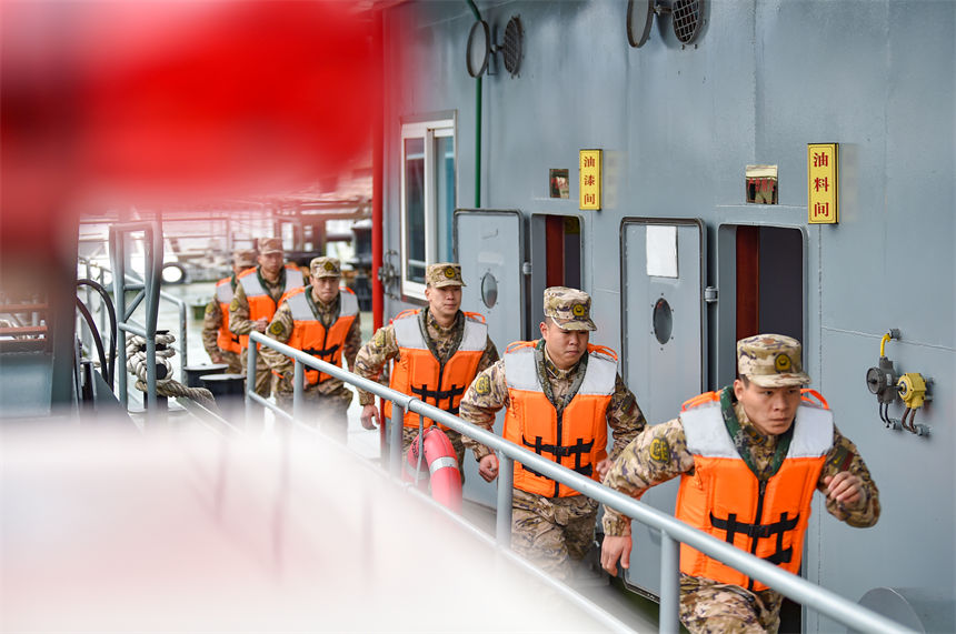 2月16日，武警重慶總隊船艇支隊組織水上實戰(zhàn)化演練，武警官兵快速集結(jié)。唐志勇攝