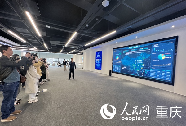 采訪團(tuán)走進(jìn)西部數(shù)據(jù)交易中心。人民網(wǎng) 胡虹攝