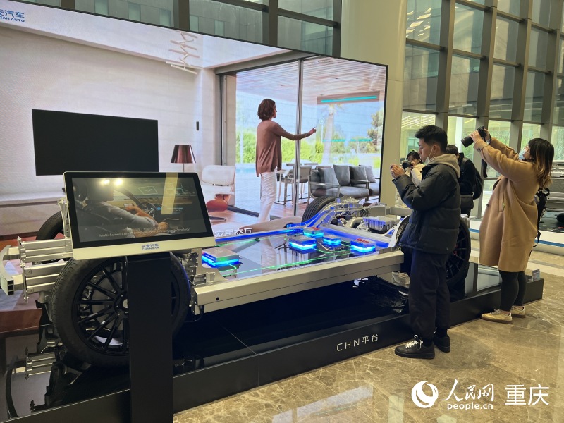 采訪團(tuán)參觀長(zhǎng)安汽車全球研發(fā)中心。人民網(wǎng) 胡虹攝
