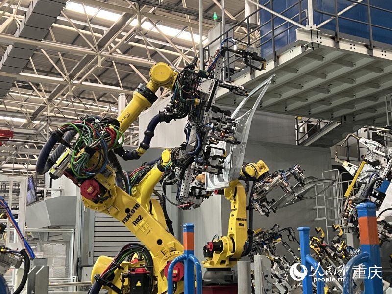 賽力斯兩江智慧工廠內(nèi)機(jī)械有序地工作。人民網(wǎng) 胡虹攝