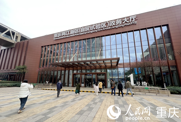                                           “川渝通辦”同城化 居民幸福享便捷                            胡虹 2023年02月18日                              “我是四川雅安人，以前往返川渝兩地辦理養(yǎng)老金認(rèn)定，路上要耽擱一天時間，現(xiàn)在十分鐘就辦好了?！?月17日，在重慶兩江新區(qū)（自貿(mào)試驗區(qū)）政務(wù)大廳川渝通辦綜合窗口，關(guān)晉康老人快速地辦完了養(yǎng)老金認(rèn)定，直夸“川渝通辦”省事、便捷，“像在家門口辦理一樣方便”。                【詳細(xì)】                           