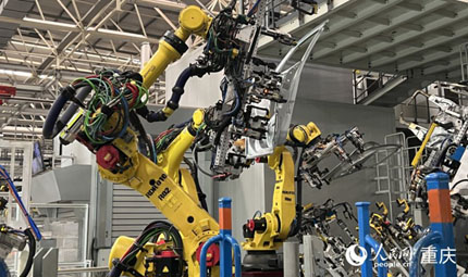                                           重慶加速構(gòu)建世界級智能網(wǎng)聯(lián)新能源汽車產(chǎn)業(yè)集群                            胡虹 焦磊 2023年02月19日                             新能源汽車的應(yīng)用不再局限于交通工具，它不僅能成為我們的智慧伙伴，為我們提供周到貼心的服務(wù)，還將成為智能移動空間，為我們創(chuàng)造新的價值。眼下，汽車行業(yè)正發(fā)生深刻變革，智能網(wǎng)聯(lián)新能源汽車成為大勢所趨。重慶作為全國重要的汽車生產(chǎn)基地，正在加速構(gòu)建世界級的智能網(wǎng)聯(lián)新能源汽車產(chǎn)業(yè)集群。                【詳細(xì)】                           