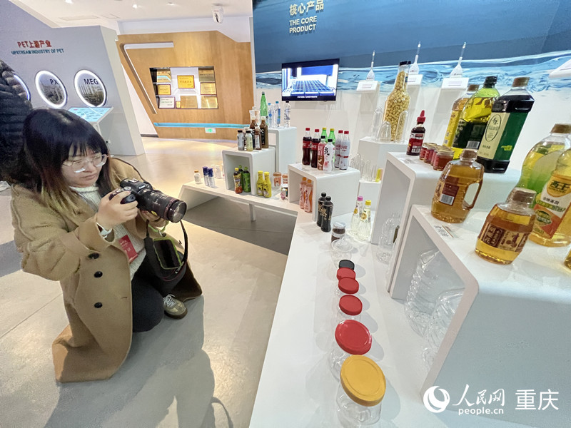 重慶萬凱公司展廳內(nèi)擺放著各種用食品級PET材料制作的產(chǎn)品。人民網(wǎng) 胡虹攝