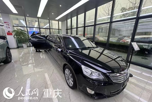 四川瑞創(chuàng)汽車科技有限公司展廳內(nèi)加長版長安禮賓車。人民網(wǎng) 胡虹攝