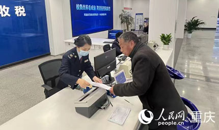                                           川渝高竹新區(qū)：唱好“雙城記” 當(dāng)好“橋頭堡”                            胡虹 焦磊 2023年02月21日                             “重慶、四川的事在這里都可以辦?！贝ㄓ甯咧裥聟^(qū)稅費征管服務(wù)中心負(fù)責(zé)人潘縉生向前來咨詢的市民介紹。2月20日，“走進(jìn)區(qū)域看發(fā)展·川渝奮楫譜新篇”網(wǎng)上主題宣傳采訪團(tuán)走進(jìn)川渝高竹新區(qū)，近距離感受全國首個跨省域?qū)嶓w化運行的共建新區(qū)發(fā)生的新變化。                【詳細(xì)】                           