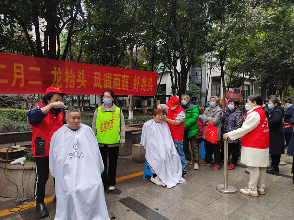 黨員志愿者為居民理發(fā)。鄒冬梅攝