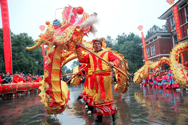 舞龍演出。藺市街道供圖