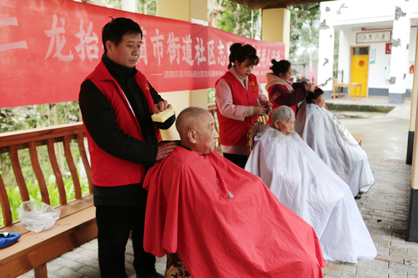 志愿者免費(fèi)為老人理發(fā)。美心紅酒小鎮(zhèn)景區(qū)供圖