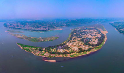                                           重慶江津：筑牢“綠色屏障” 打造綠色家園                            胡虹 帥約鑫 2023年02月21日                              江津區(qū)是長江進(jìn)入重慶市的第一區(qū)，轄區(qū)有重慶境內(nèi)最長的127公里長江岸線。近年來，江津區(qū)堅持生態(tài)優(yōu)先、綠色發(fā)展，全面筑牢“綠色屏障”，培育壯大“綠色產(chǎn)業(yè)”，加快打造“綠色家園”，扎實推進(jìn)生態(tài)美、產(chǎn)業(yè)興、百姓富有機(jī)統(tǒng)一，努力把127公里長江江津段建成最美岸線。                【詳細(xì)】                           