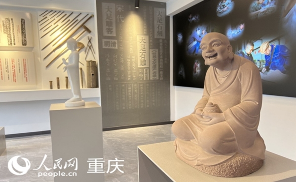 大足石刻文創(chuàng)園內(nèi)擺放的雕刻作品。人民網(wǎng) 胡虹攝